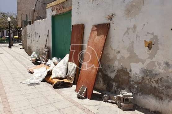 Bolsas con escombros y restos de una obra de construcción en la calle Plazoleta Enrique Sventenius en Telde (Foto TA)